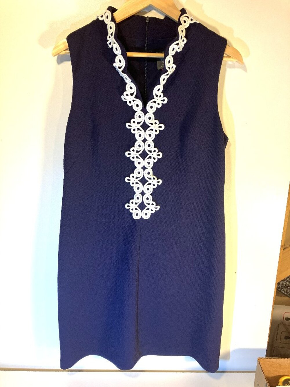 VINCE CAMUTO Embroidered Sleeveless Shift Dress, Blue w/white trim.  Size 10.